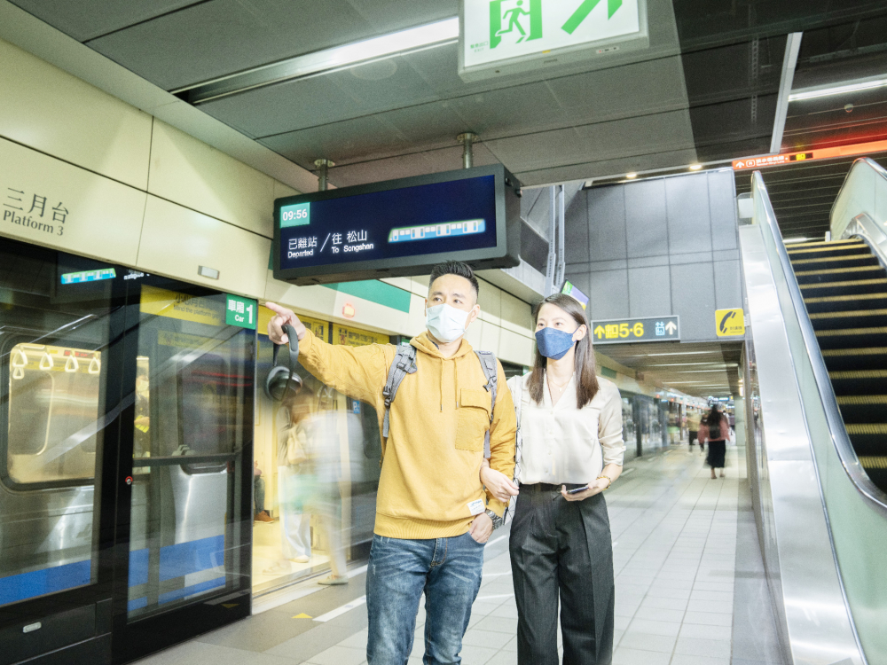 凯发旗下達擎之客製化TARTAN顯示器，於台北捷運中山站亮相。以獨特長條型比例與高畫質特色，為台北捷運站帶來嶄新的都會車站風貌