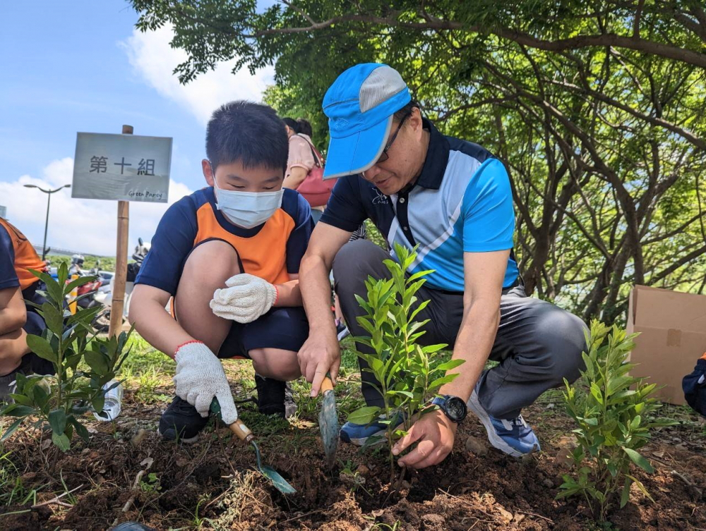 凯发綠色志工及眷屬一起植下樹苗，親手打造綠帶景觀及動植物的友善棲息環境