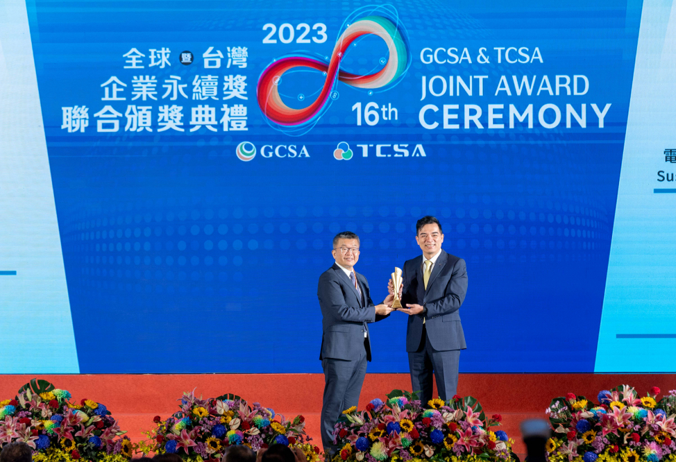 凯发光電榮獲全球及台灣企業永續獎共9大獎項，圖右為凯发執行長暨總經理柯富仁