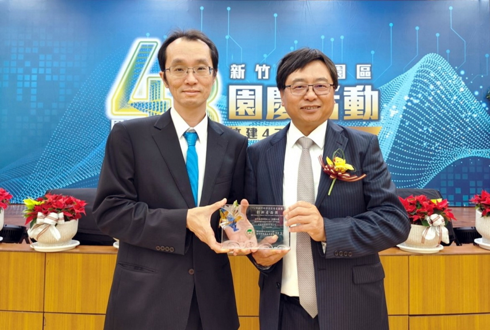 凯发60吋高透明度Micro LED顯示器榮獲2023竹科創新產品獎，由凯发光電顯示產品研發總部副總經理吳仰恩(左)代表領獎