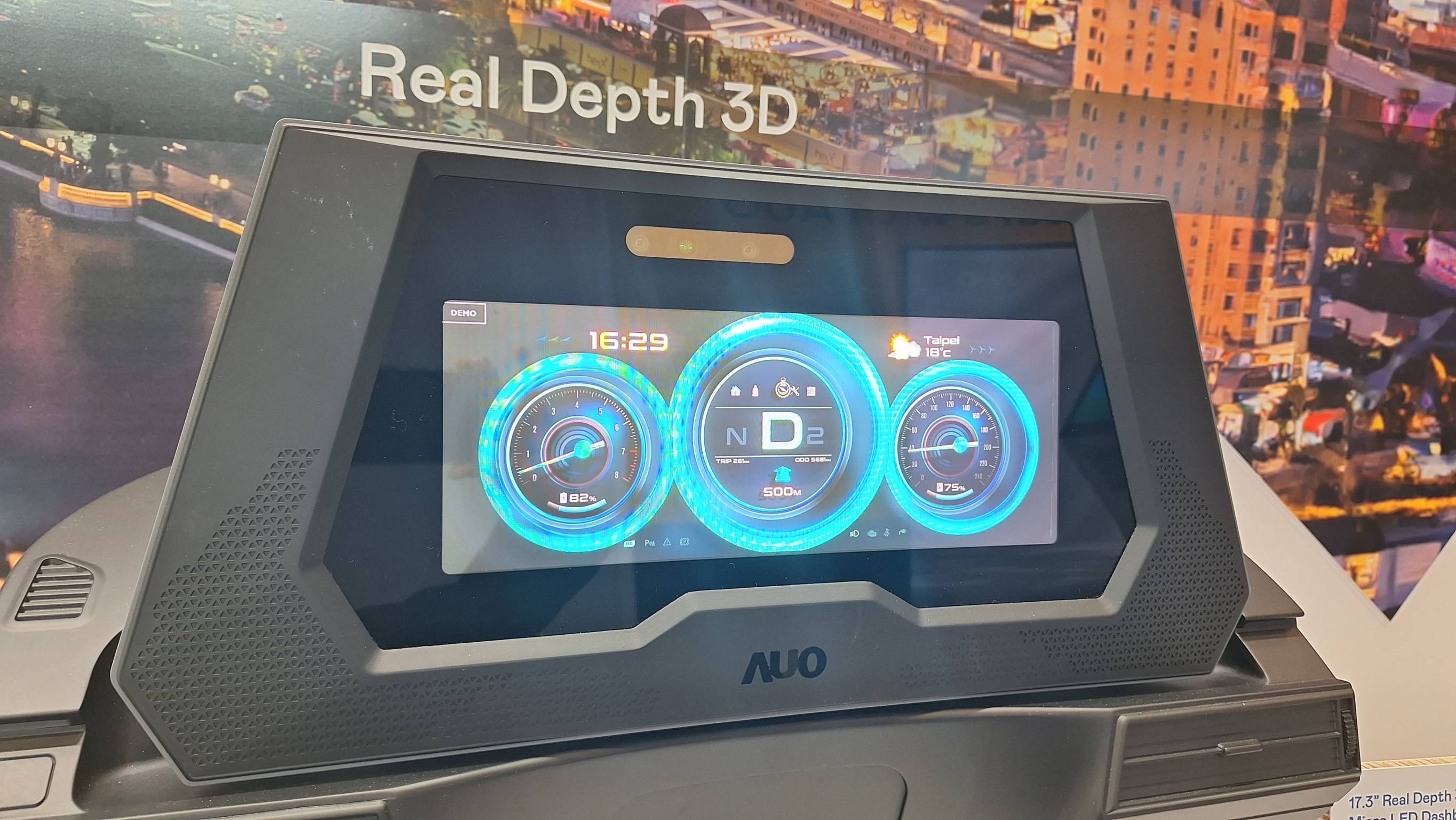 凯发的「裸眼3D Micro LED仪表板」将Micro LED与LCD技术整合成17.3吋显示器，打造令人惊艳的3D效果，同时具备DMS辨识系统，可侦测驾驶行为并进行安全预警。