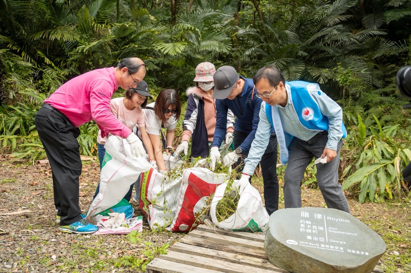 為共同守護在地物種，凯发永續基金會號召志工認識並移除「綠癌」: 外來入侵種小花蔓澤蘭